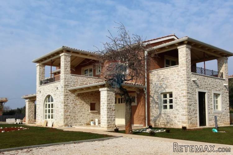 Prekrasna vila s bazenom 12 km od mora