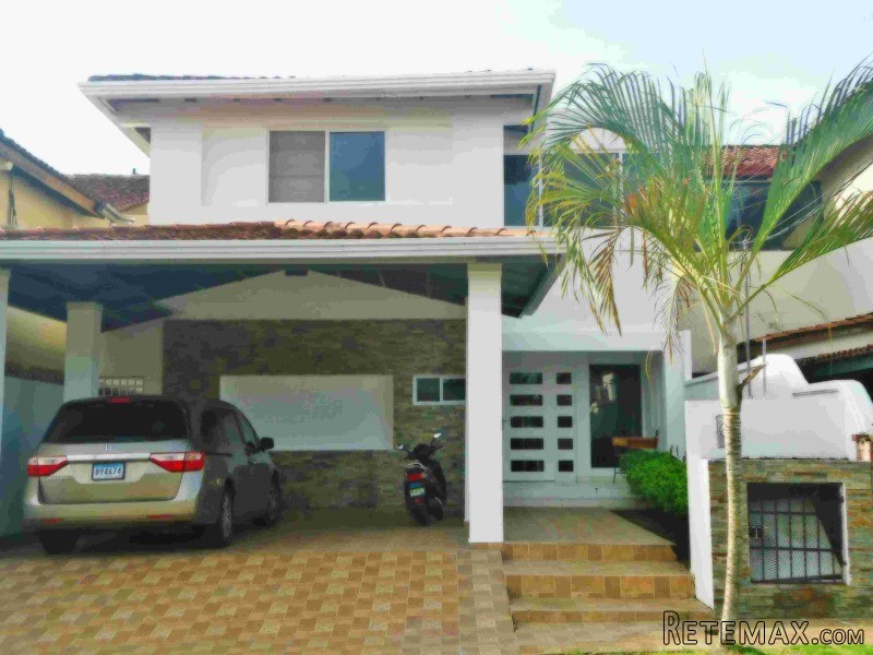 Renovated home in Villa de Las Fuentes..