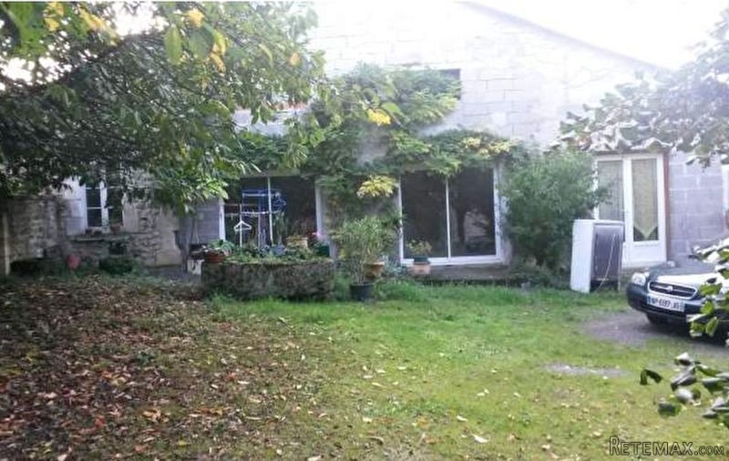 Ferme offrant 2 maisons, une grange..