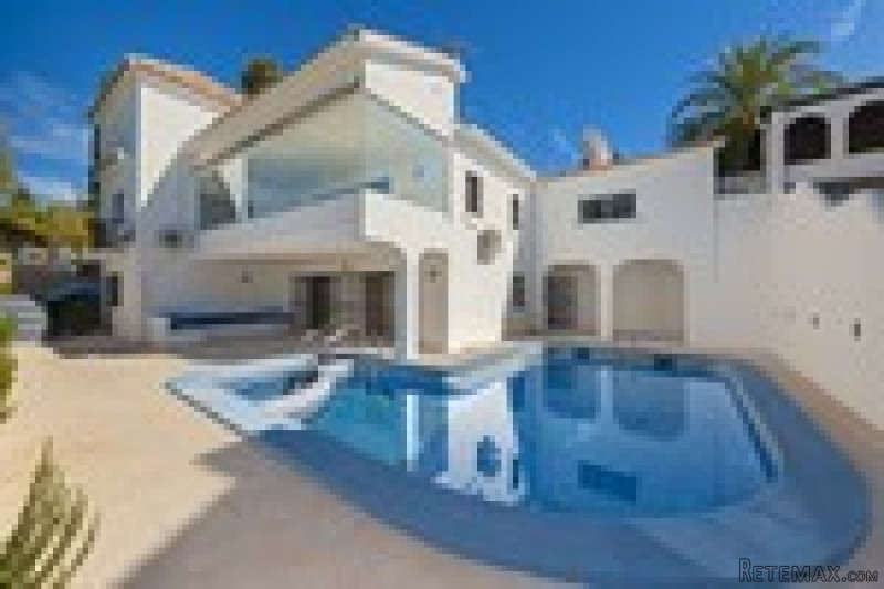 4 Bedrooms - Villa - Malaga - For Sale