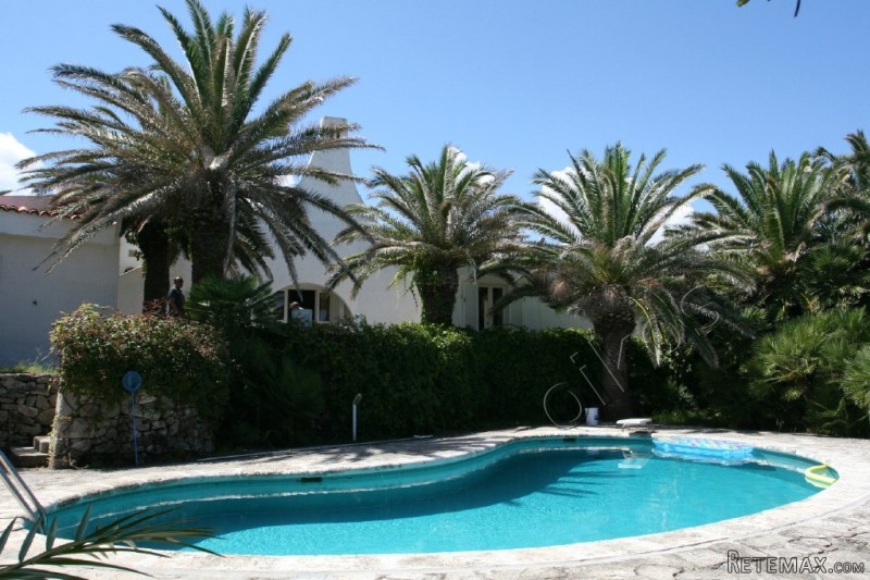 V000117, Beachfront Villa In Ostuni..