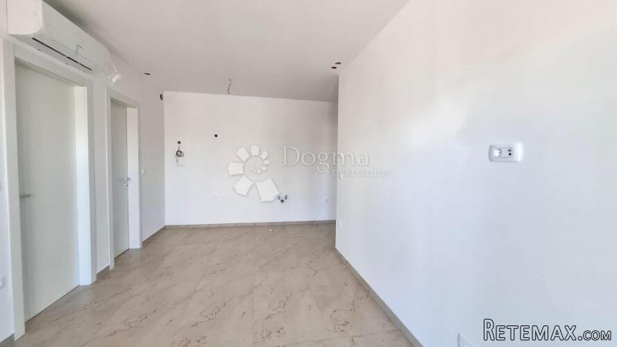POREČ (okolica) - Stan u prizemlju sa 2SS+DB 800m od mora - 2