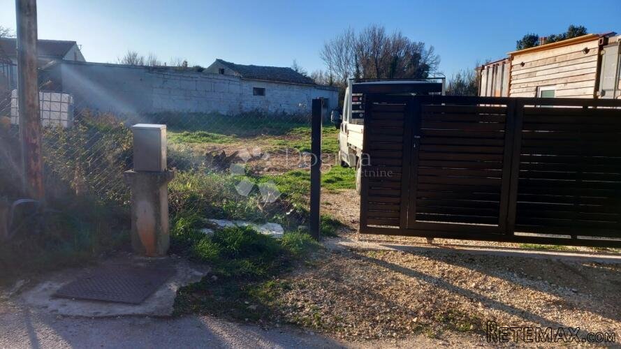 Prostrano građevinsko zemljište s priključcima - blizu obale - 2