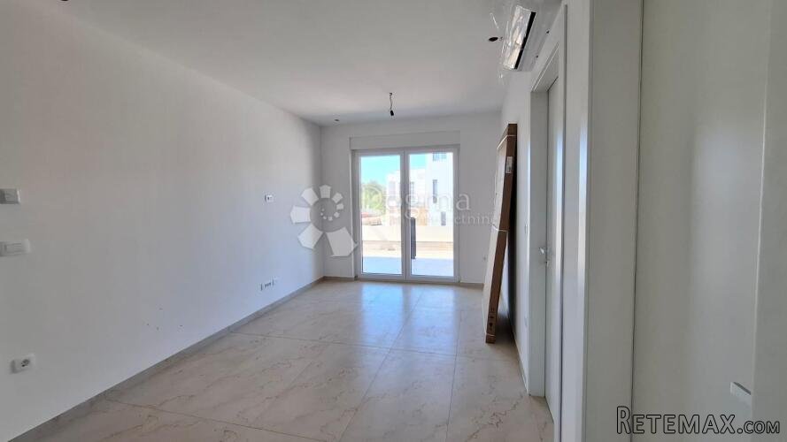 POREČ (okolica) - Stan u prizemlju sa 2SS+DB 800m od mora - 3