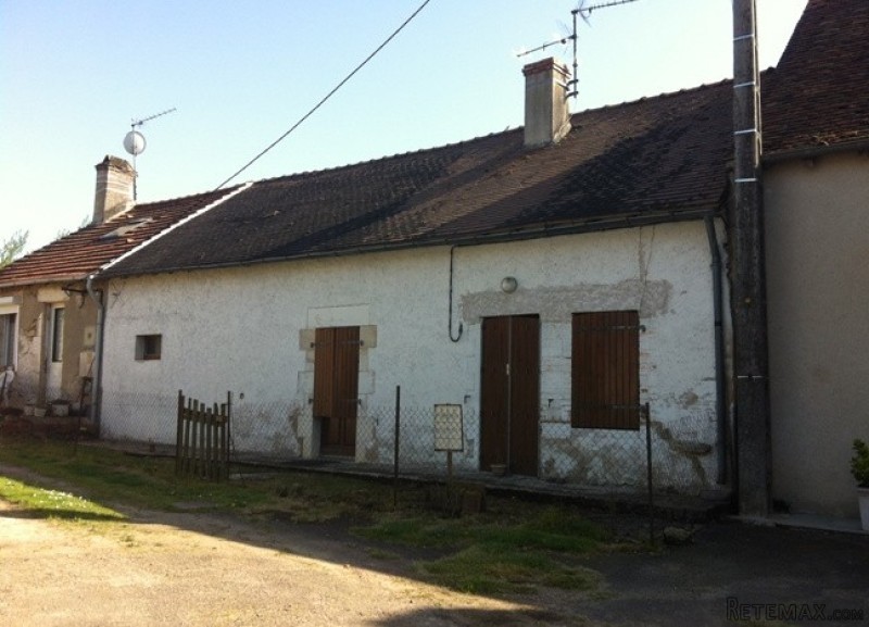 Cottage in need of refresh in pretty..