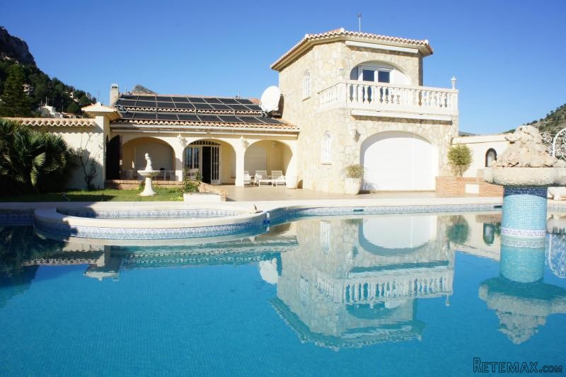 Luxurious villa with stunning panoramic..