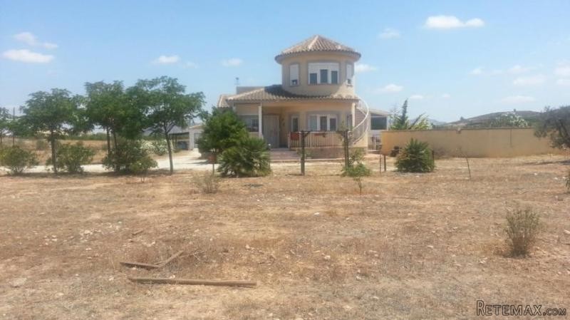 4 bedroom villa with pool near Pinoso..