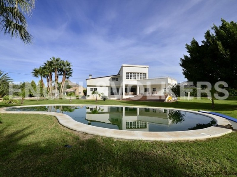 Contemporary Design Villa In Novelda