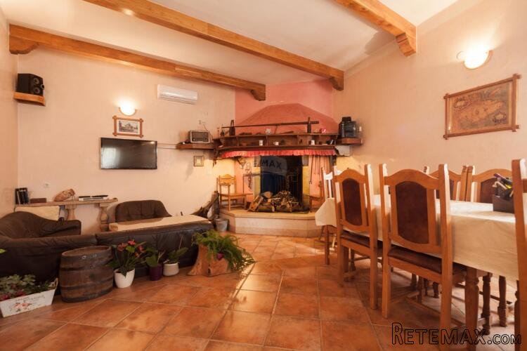 Istra,Banjole,apartmanska kuća sa velikim dodatnim potencija - 2