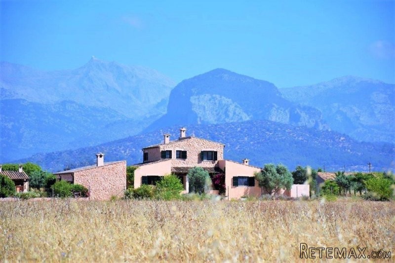 Country estate with Tramuntana views