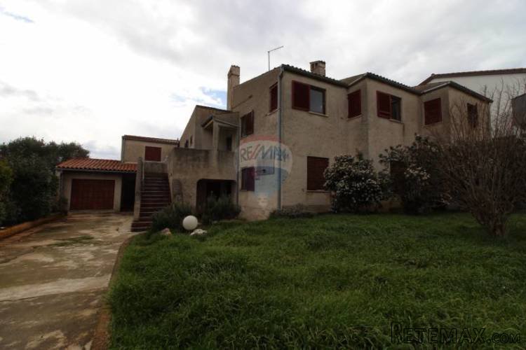 PULA, SAMOSTOJEĆA KUĆA NA MIRNOJ LOKACIJI