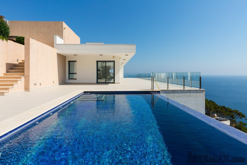 Newly built villa for sale in Costa..