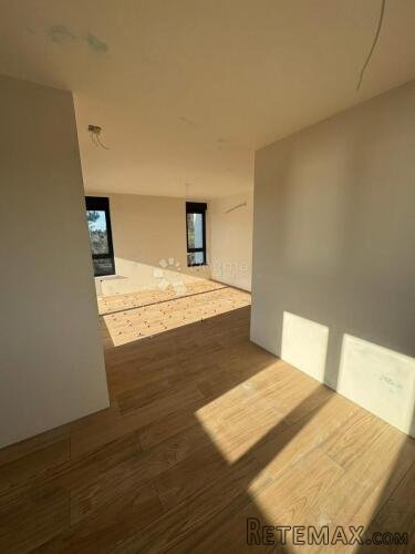 Petrčane - trosobni stan na 1.katu - 80m od mora - 2