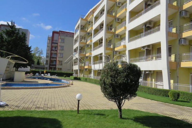 Large studio with pool view for sale..