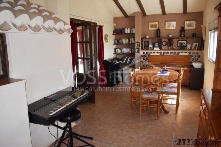 EXCLUSIVE TO VOSS HOMES - A lovely, larger than average.. - 11