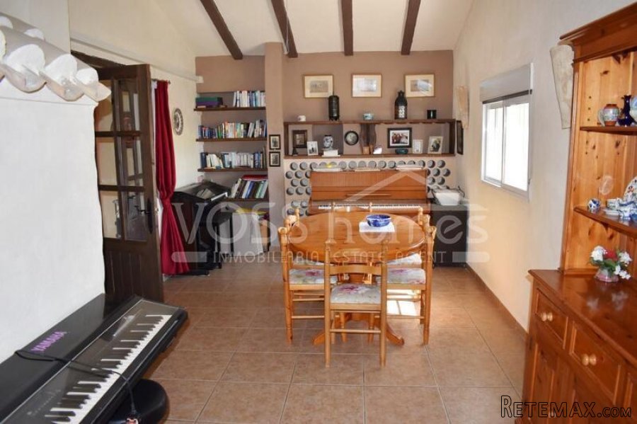 EXCLUSIVE TO VOSS HOMES - A lovely, larger than average.. - 12