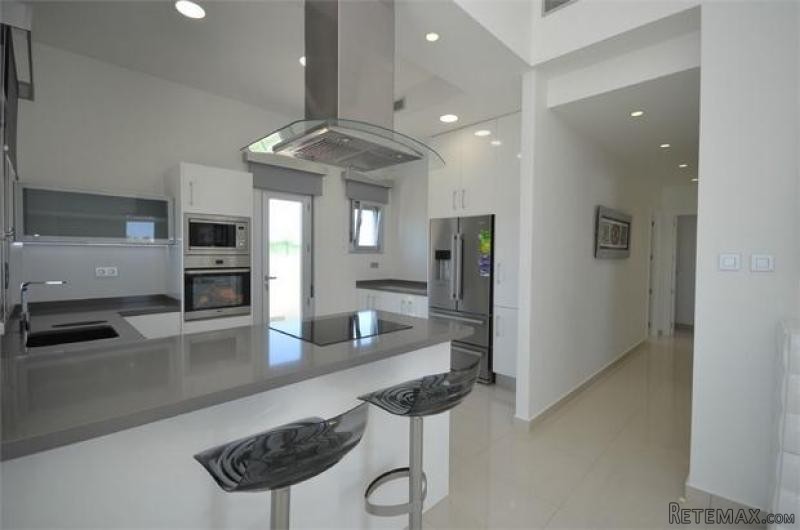 3 bedroom detached house for sale - 2