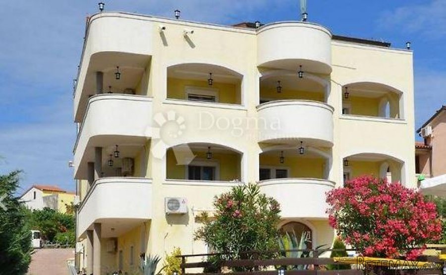 Apartmanska kuća s bazenom i pogledom na more!