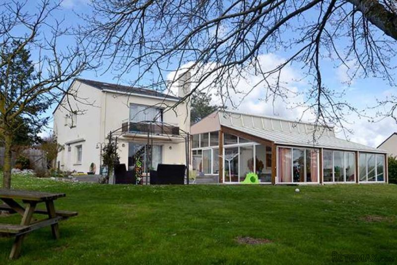 Villa with Swimming Pool