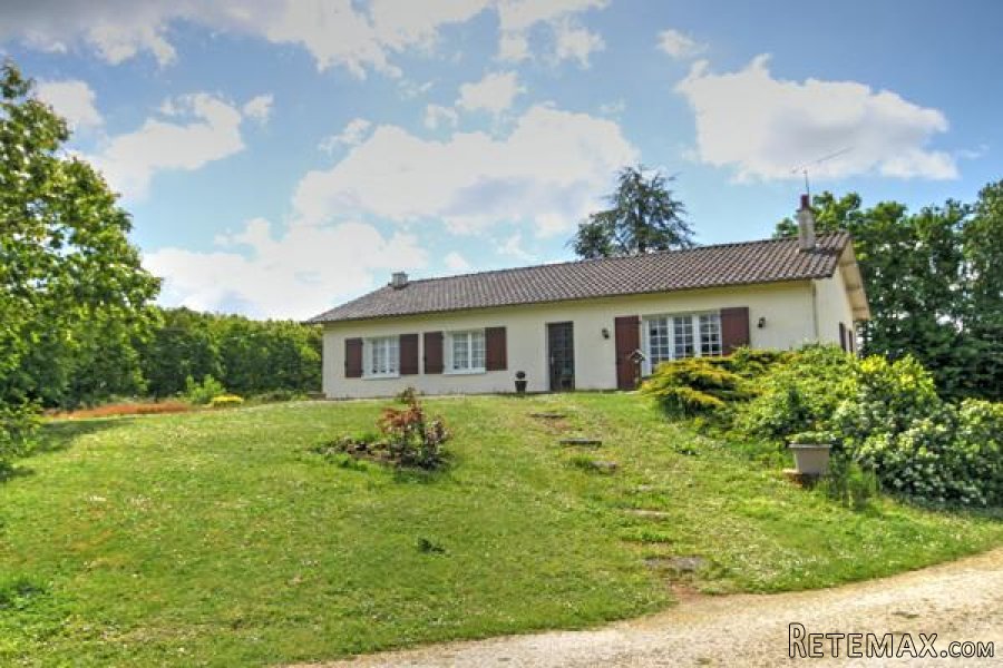 Civray (86) - Sous-sol property on the edge of the town, large.. - 2