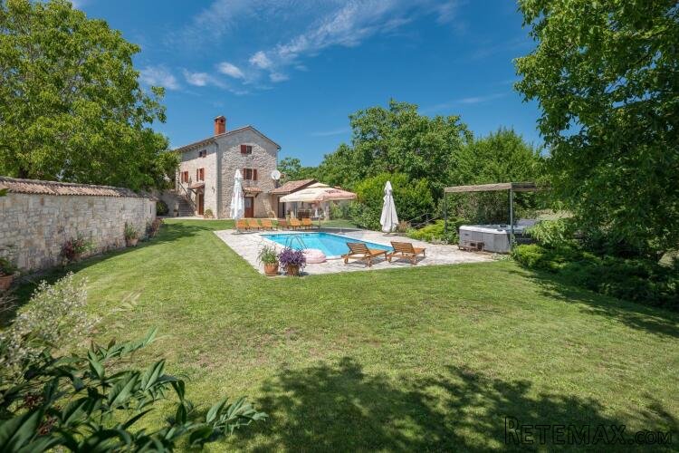 TINJAN, okolica- kamena vila sa 7000 m2 okućnice - 2