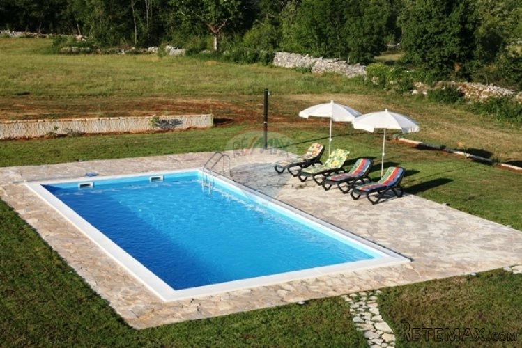 KRASNA MALA STANCIJA S BAZENOM NA 14500 m2 - 4