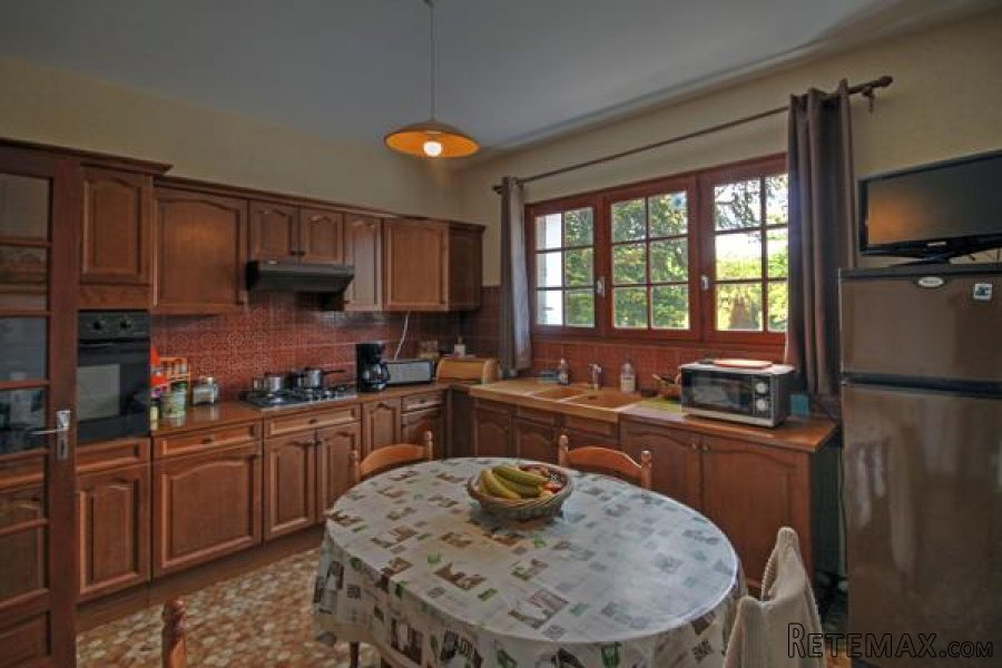 Civray (86) - Sous-sol property on the edge of the town, large.. - 9