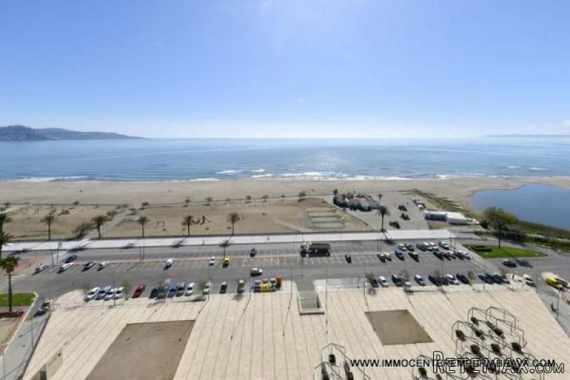 EMPURIABRAVA: Nice studio in first line..