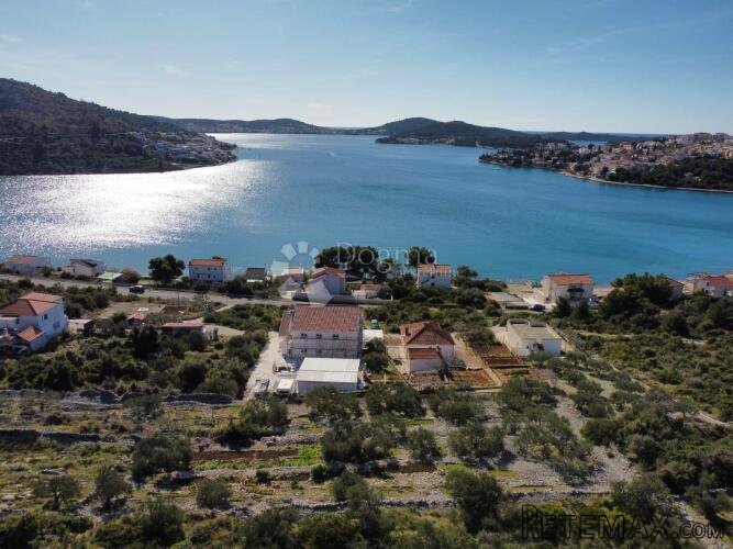 ROGOZNICA- GRAĐEVINSKO ZEMLJIŠTE S PREDIVNIM POGLEDOM