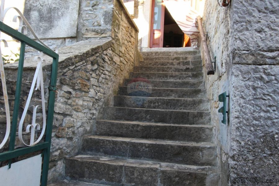Motovun okolica, autohtona kuća s pogledom na Motovun - 2