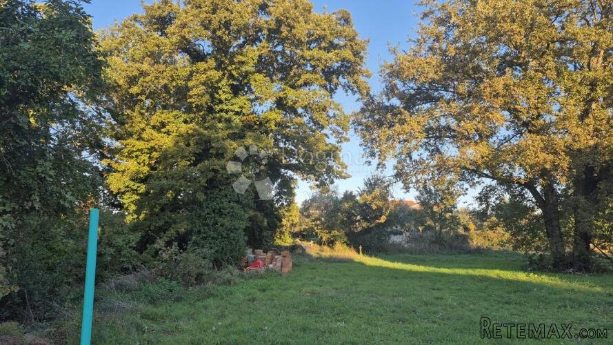 Građevinsko zemljište površine 1968 m2, 2 km od mora, 80 EUR