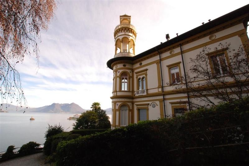 Apartment Overlooking The Lake Maggiore..