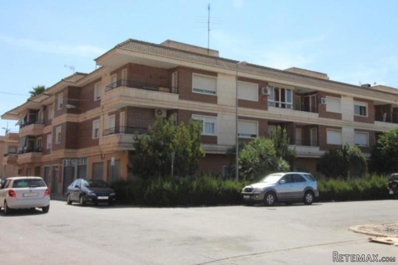 Spacious 3 bedroom top floor apartment..