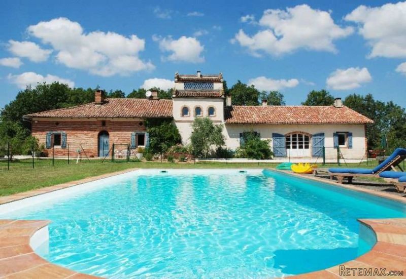 Stunning Property with Swimming Pool