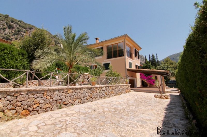 Country-style villa with breathtaking..