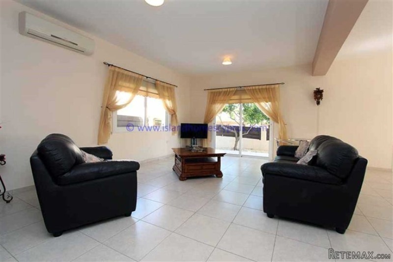 House - For Sale - 3 Bedrooms - 2