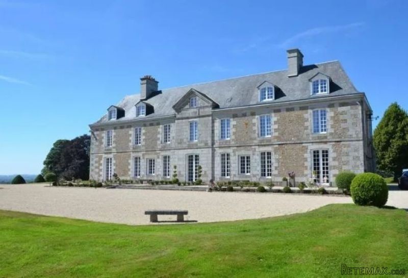 Chateau For Sale in 17 Hectares