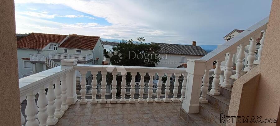 Omišalj, kuća sa 9 apartmana