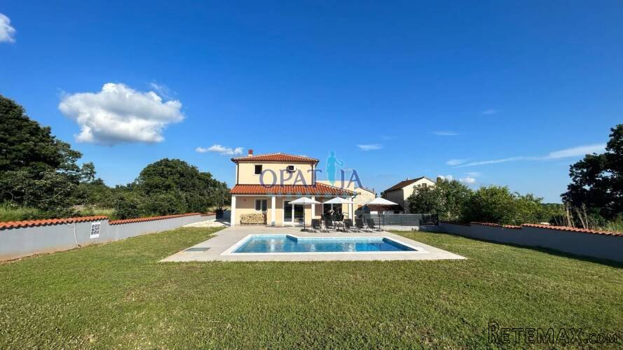 Istra - prekrasna 4**** villa s bazenom i velikom okućnicom