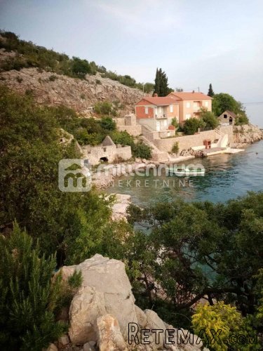 Karlobag, samostojeća kuća 1. red do mora s bazenom i g..