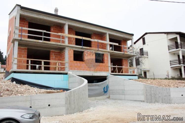 POREČ- kuća sa 5 stanova, roh bau