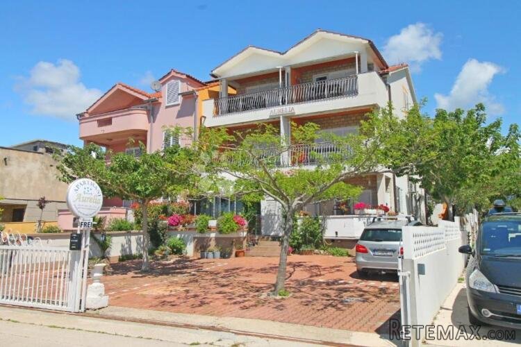 LOVETOVO -VODICE, Predivna kuća s 6 apartmana, prvi red do m - 2