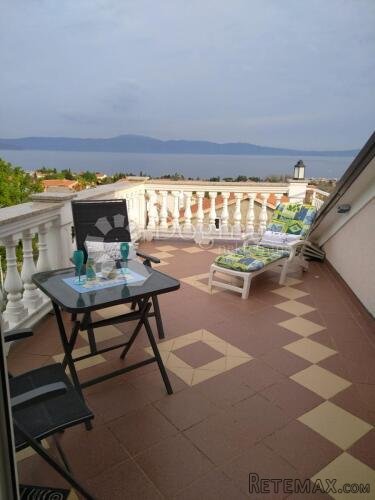 OTOK KRK-Kuća s tri stambene jedinice i garažom - 2