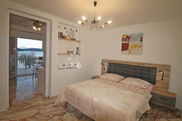 LOVETOVO -VODICE, Predivna kuća s 6 apartmana, prvi red do m - 3