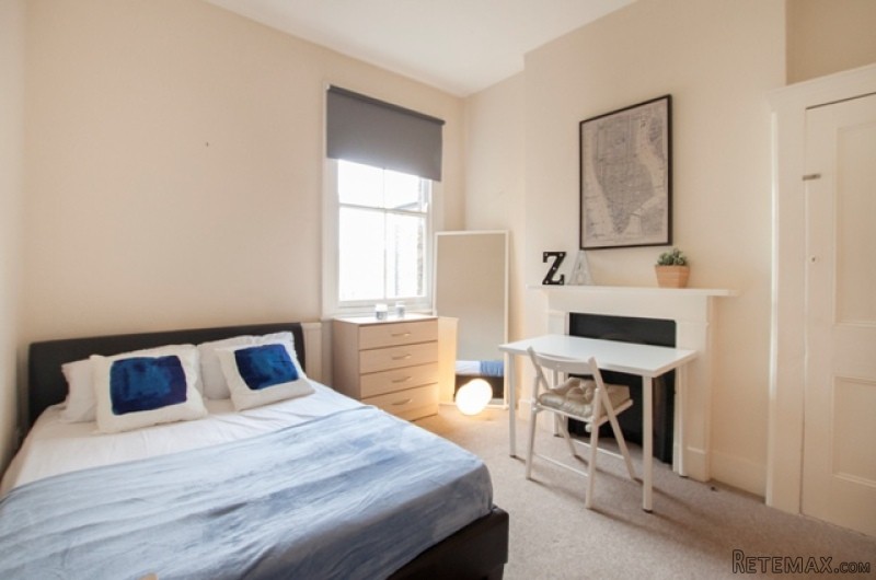 Single with double bed near East Putney..
