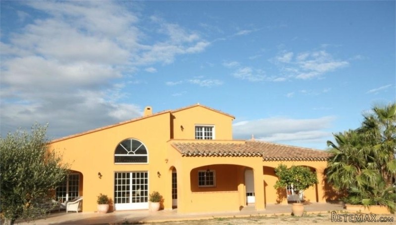 Stunning Villa With Lots Of Land..