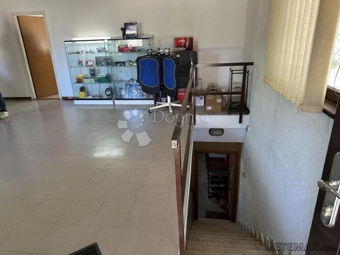Matulji-poslovni prostor 400m2 sa 680 m2okućnice - 3