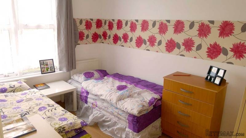 Room share for women, Zone 2, Mile End