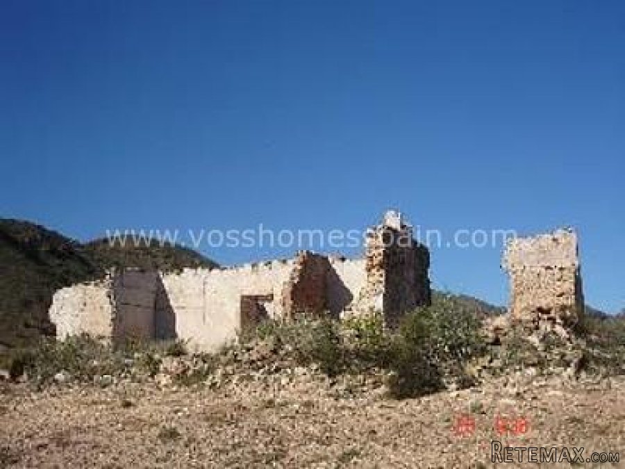 Rustic land with a Detached ruin of 144m2 on approximately..