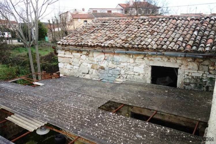 STARA KUĆA SA SVIM PRIKLJUČCIMA 1200 m OD STAROGRADSKE... - 2